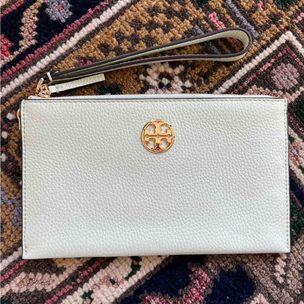 NWT! Tory Burch Chelsea Wristlet Meadow Mist Green with Gold Emblem